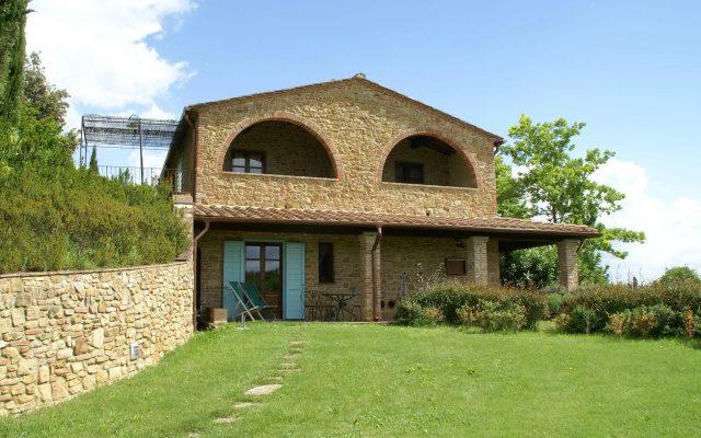 Spacious apartment furnished in Italian style in the hills