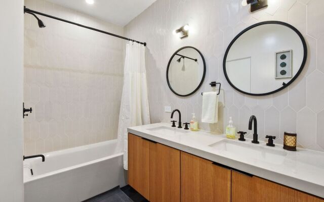 Enjoy Paradise Hot Tub, Bike & Beach Equipment!