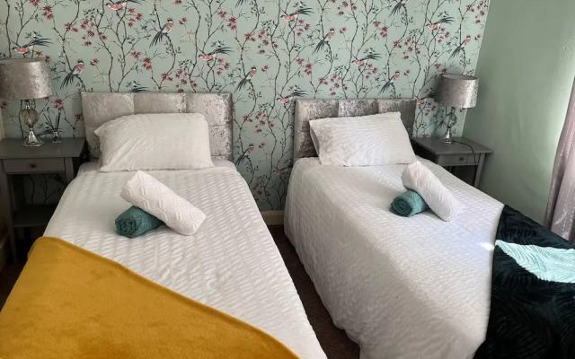 Lovely 2-bed House in Rochester