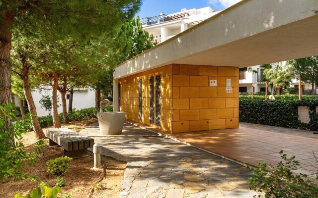 Large Terrace Apartment and near the Pool Ref 38