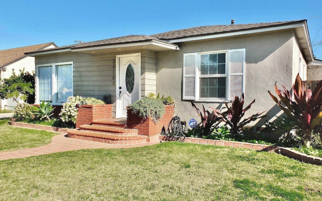 Bellflower Breeze Charming 3 BDR in Long Beach!