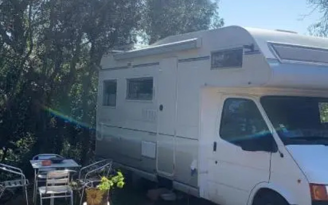 Camping car fixe dans la campagne