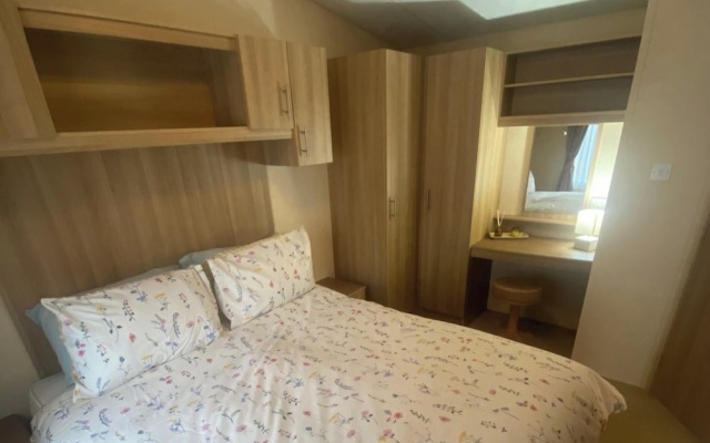 2 Bed Caravan-sleeps 6-pet Friendly