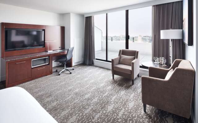 DoubleTree by Hilton Hotel & Suites Victoria