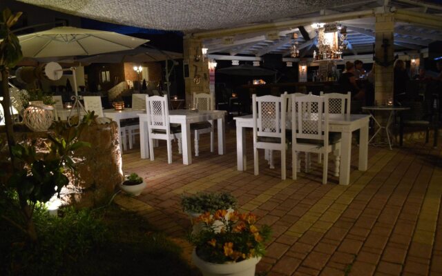Nikos Apartments