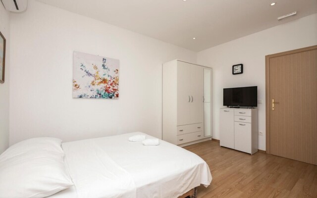 Awesome Apartment in Makarska With Wifi