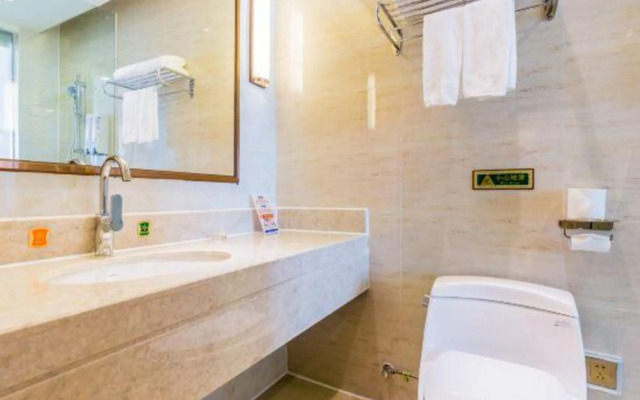 Vienna International Hotel (Zhaoqing Center Lake-view)