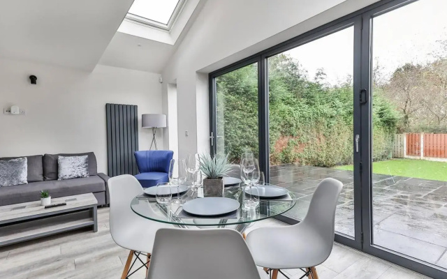 Large, Modern Apartment with En-suites, Wifi, Parking