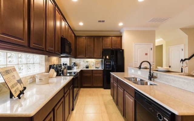 6BR 5BA Pool Home in Solterra