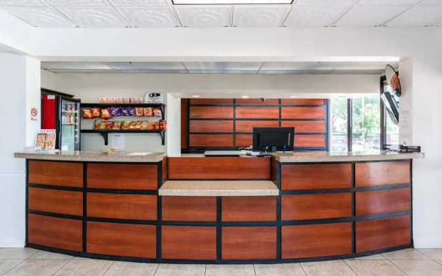 Americas Best Value Inn & Suites-Bush Int'l Airport West