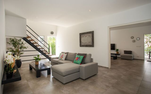 Casa Maria Curacao. Luxury 6 Bedroom Villa Next to Supermarket & Jan Thiel Beach