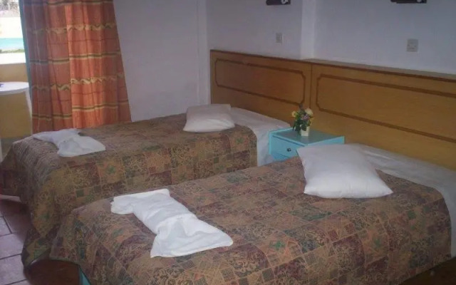 Alexis Pool Apartments