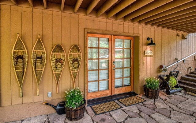 Cozy Hilltop Retreat