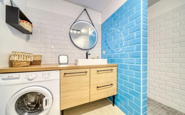 Modern Comfort by the Lagoon