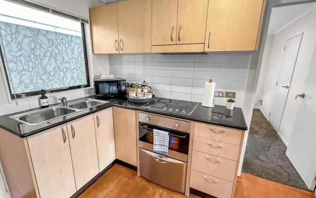Cozy 2-Bedroom Retreat Steps From Sky Tower