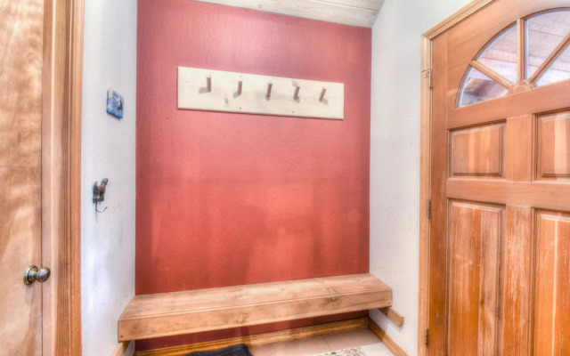 Relax at Rustic Tahoe Charm Minutes to Lake