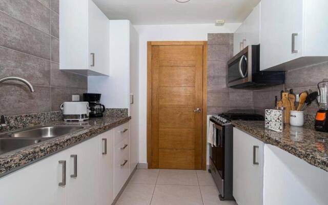 Modern 1BD Downtown+Pool+SmarTVs+BBQ+Gym