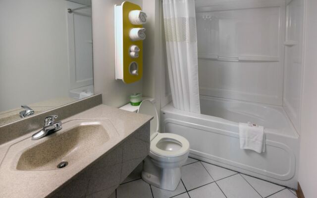 Motel 6 Lethbridge, AB