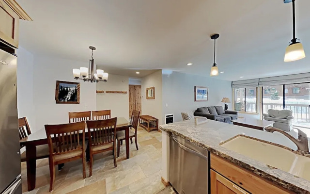 One Bedrooms At Snowbird Condos Slopeside - Free Wifi & Assigned Parking!