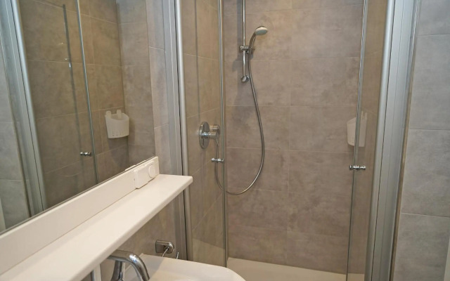 Zeltdachhaus _ grosse Terrasse _ m