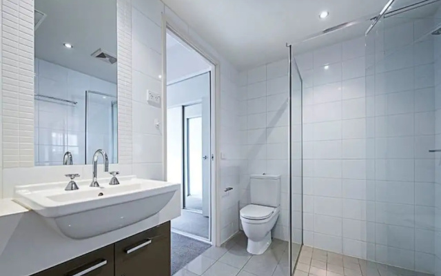 Spacious 1-Bedroom Apartment With Parking – Bathroom – Canberra
