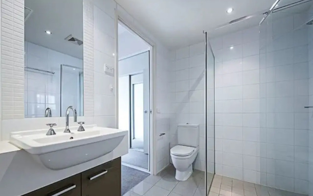 Spacious 1-Bedroom Apartment With Parking