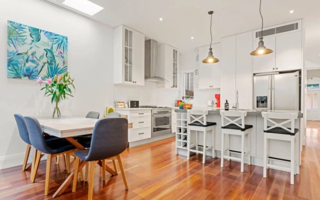Bright Home in Trendy Newtown Close to the Park