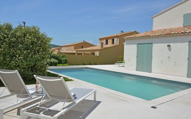Wonderful Villa in Malaucène with Swimming Pool