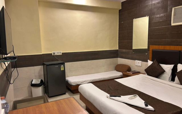Lucky Hotel Bandra – Guest Rooms – Mumbai
