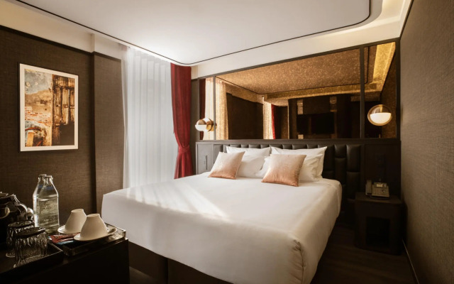 The Gravitique Hotel Khaosan