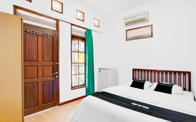 Hotel O Balikpapan near Taman Beruang Madu formerly Palm Cafe Inn – Guest Rooms – Balikpapan