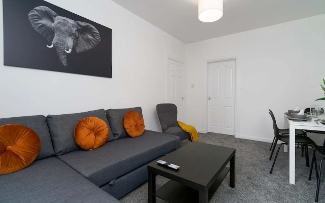 Free Parking - 2 Bedroom Flat