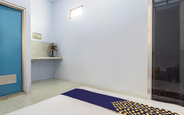 SPOT ON 93966 Dhiya Guest House Syariah – Guest Rooms – Kediri