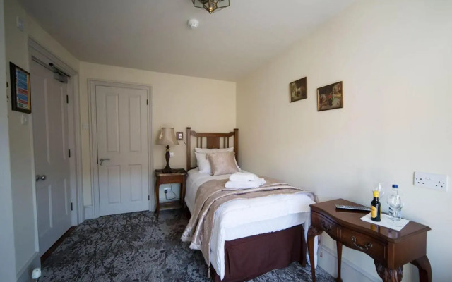 East Walls Hotel