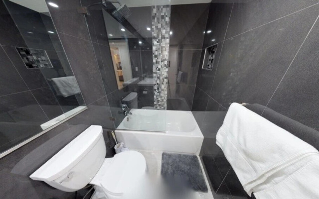 Premium 2 Bedroom +den Apartment Or-202
