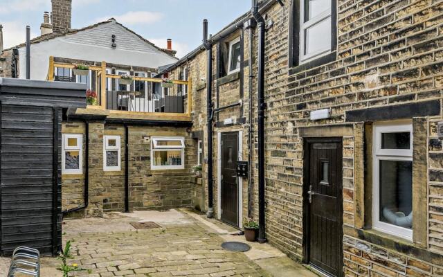 Pule Hill Ideally Located In The Centre Of Marsden