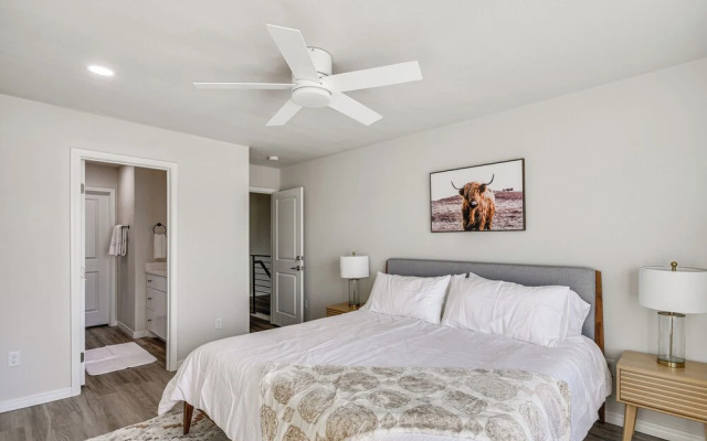 Pets Welcome: Newly Built Abode in Canyon!