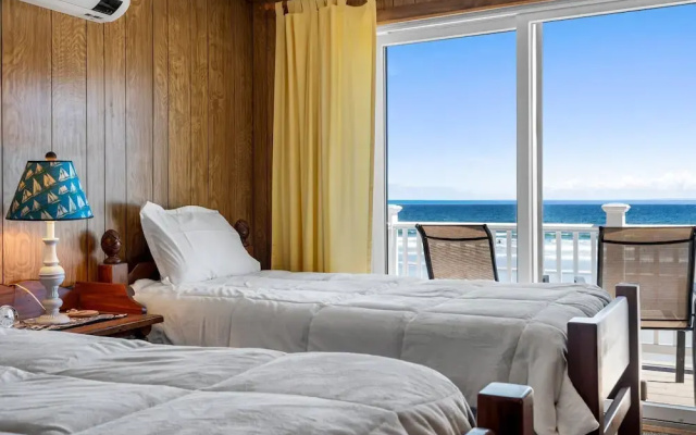 Beachfront Pet Friendly Sleeps 15 Bbq!