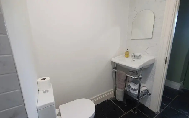 Apartment-sleeps2-parking-garden-patio
