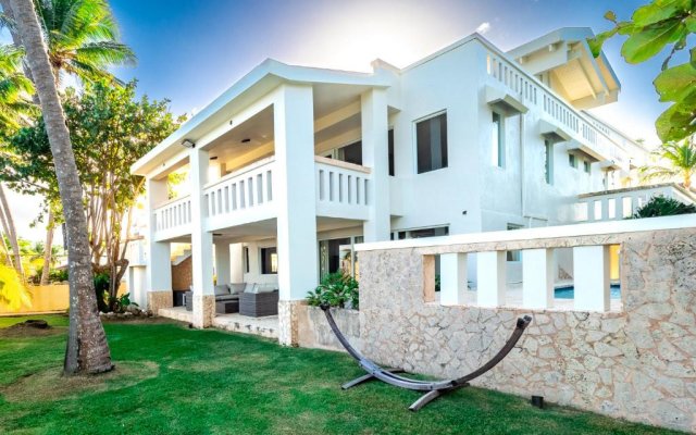 Newly Renovated 8 Bedroom Ocean Front Villa with Pool