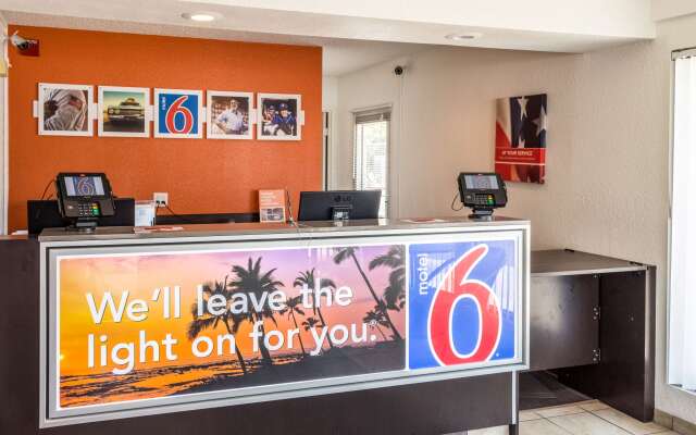 Motel 6 Bakersfield, CA - Convention Center