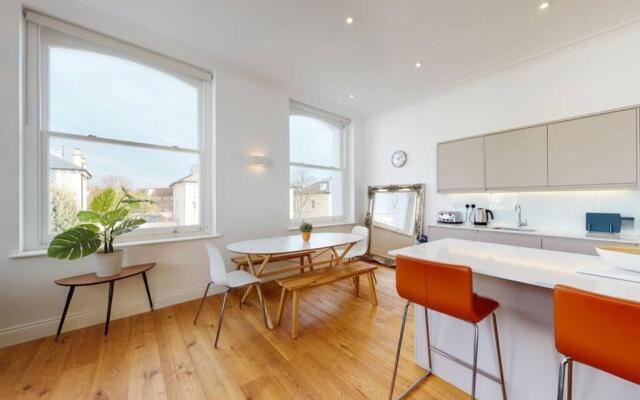 Superb 2 Bed Flat Camden 5 min walktube Station