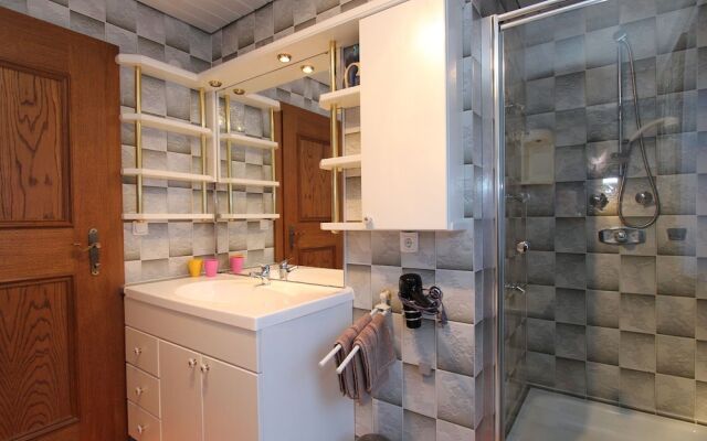 Quaint Apartment near Forest in Neukirchen am Großvenediger