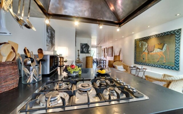 Luxury Art Apt With Terrace in Trastevere, Serviced by Hostmaker