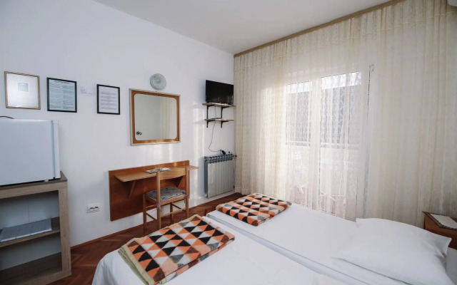 Apartments & Rooms Peranic