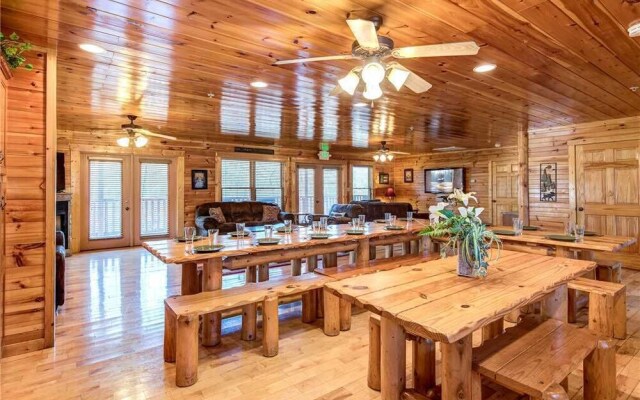 Hemlock Inn - Eight Bedroom Cabin