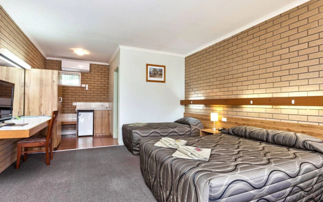 Holbrook Town Centre Motor Inn