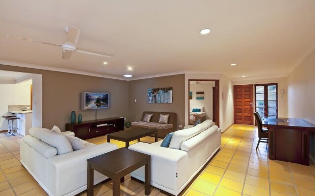 Bal Harbour Broadbeach Waters Holiday Home