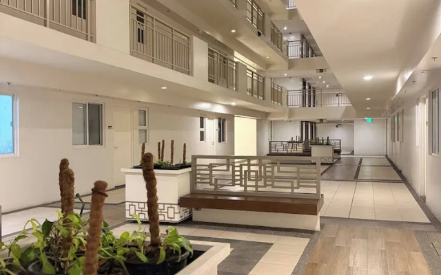 Aesthetic Cozy Apartment Condo With Pool Balcony & Deck