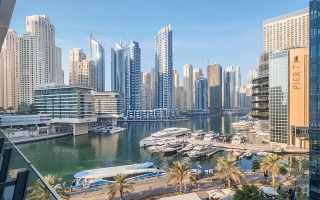 Stylish Marina-front 2BR Near Top Attractions